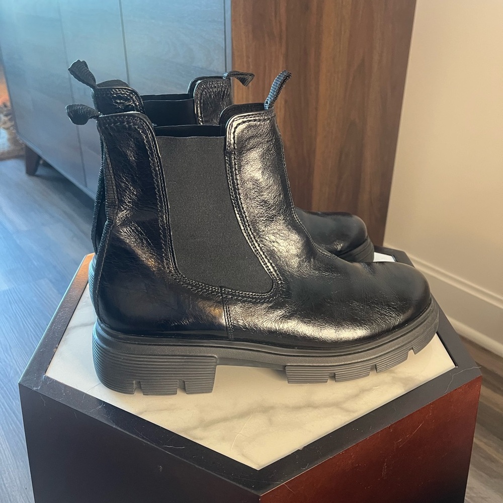 Paul Green Chelsea black crinkle patent leather ankle boots US 10.5, AU 8